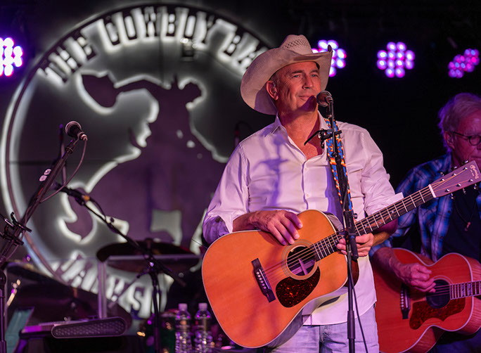 WATCH: Luke Bryan And Riley Green Tribute Shenandoah With Performace Of Classic Country Hit - Country Now